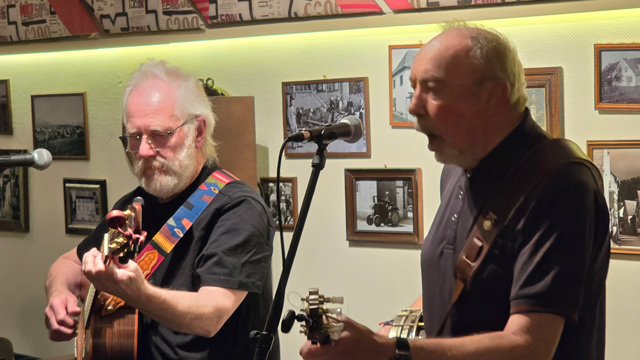 Musiker Amos & Rocks beim Event im "Kirchlein"