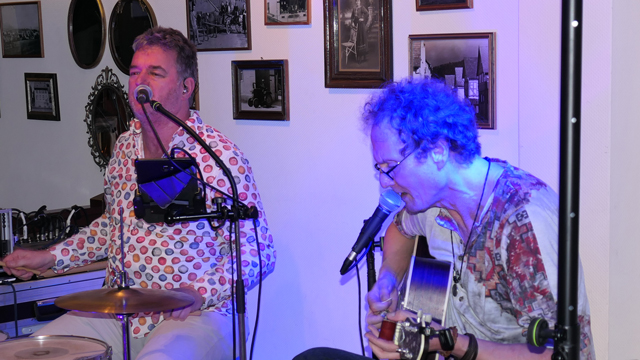 Die Musiker des Duos O.&.M. beim Event im Kirchlein