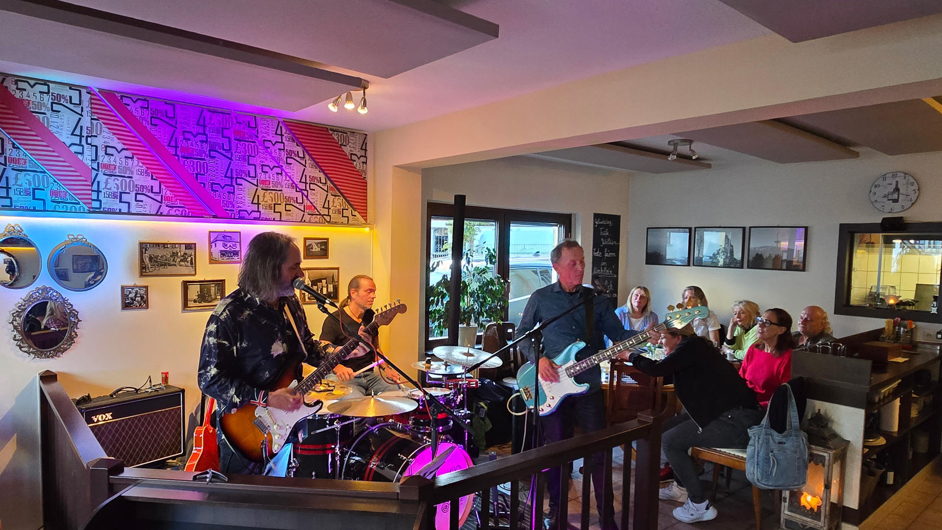 weatherfield-musiker-live-konzert-kirchlein Musiker der Band Weatherfield live mit Gästen im Gastraum des Kirchleins