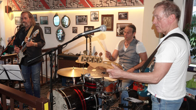 Die drei Musiker der Band Weatherfield beim Event im Kirchlein