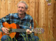 Musiker Jürgen Krist mit Gitarre