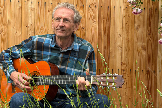 Musiker Jürgen Krist mit Gitarre