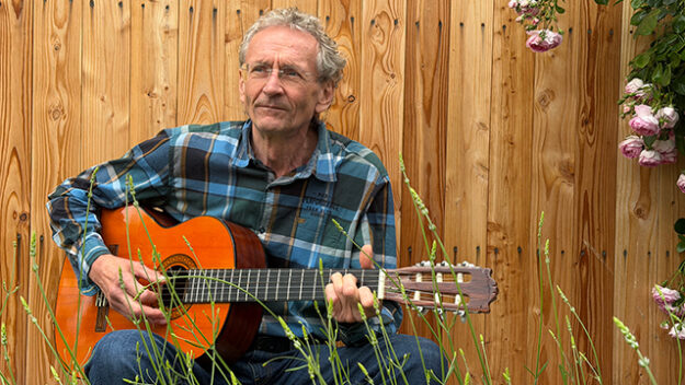 Musiker Jürgen Krist mit Gitarre